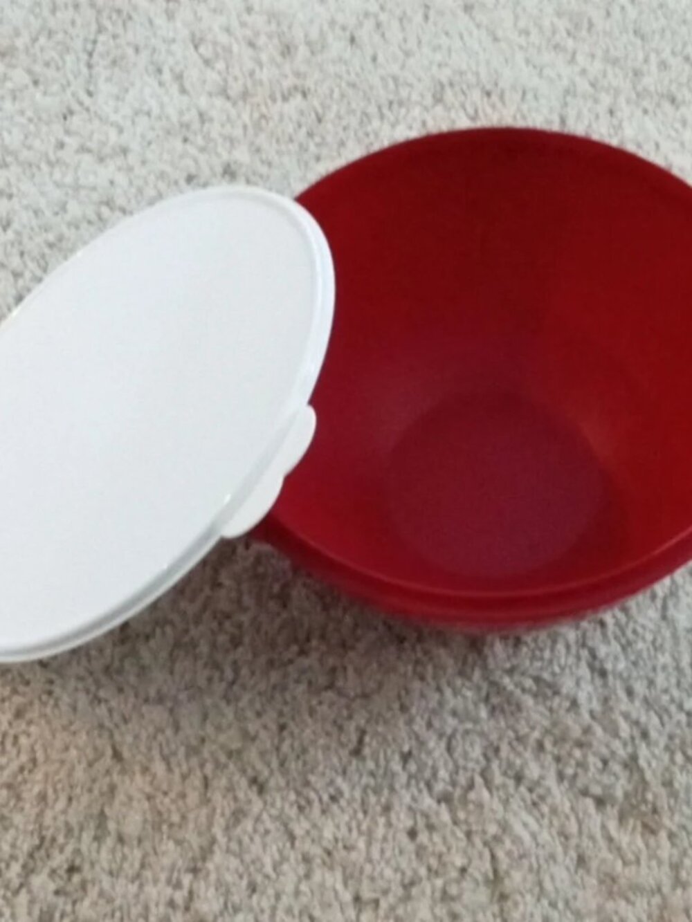 Tupperware Thatsa XL Mixing Bowl in Red W/ White Seal Lid 32 Cup Classic 7.8L LN
